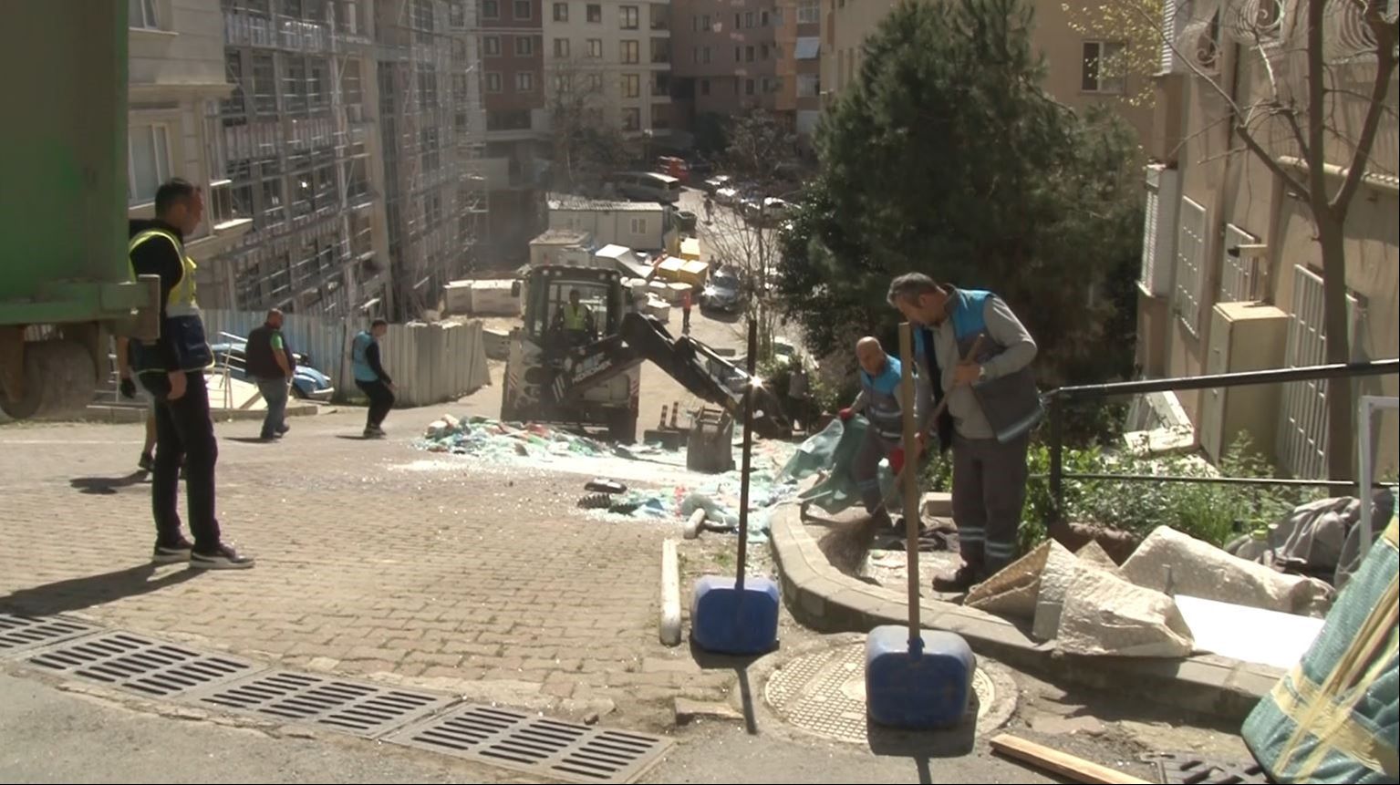 Cam yüklü kamyon devrildi, yollar tuz buz oldu! Cam yüklü kamyon devrildi, yollar tuz buz oldu! O anlar kameralara yansıdı - 2. Resim