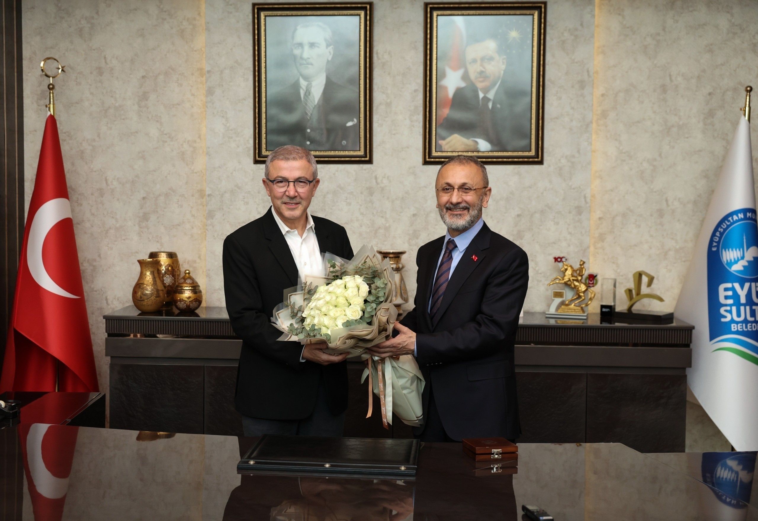 Eyüpsultan Belediye Başkanı Mithat Bülent Özmen göreve resmen başladı Eyüpsultan Belediye Başkanı Mithat Bülent Özmen mazbatasını aldı - 1. Resim