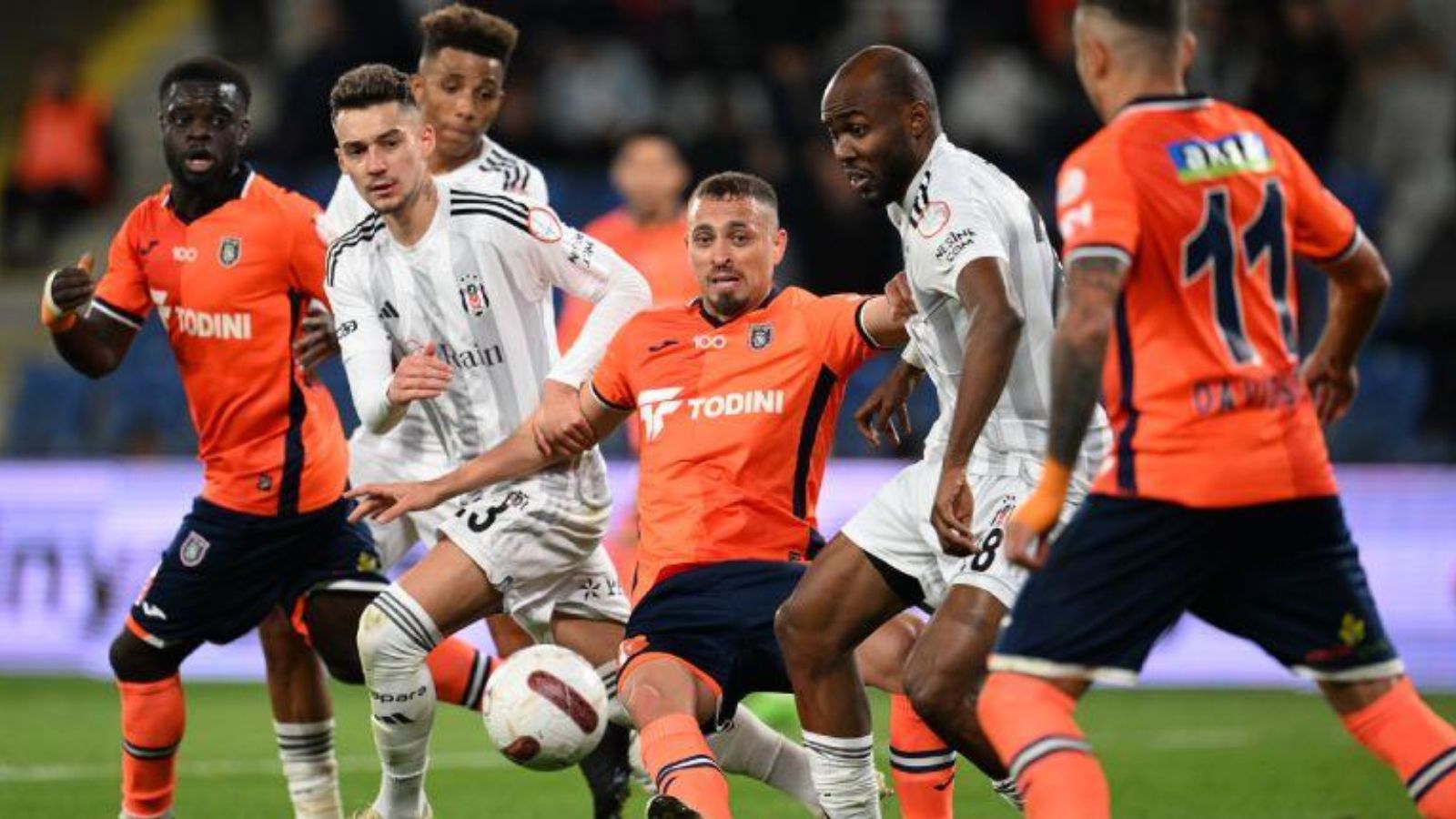 Hasan Arat'tan futbolculara ültimatom! 'Kapıdan çıkıp gidebilirsiniz' Hasan Arat'tan futbolculara ültimatom! 'Kapıdan çıkıp gidebilirsiniz' - 1. Resim