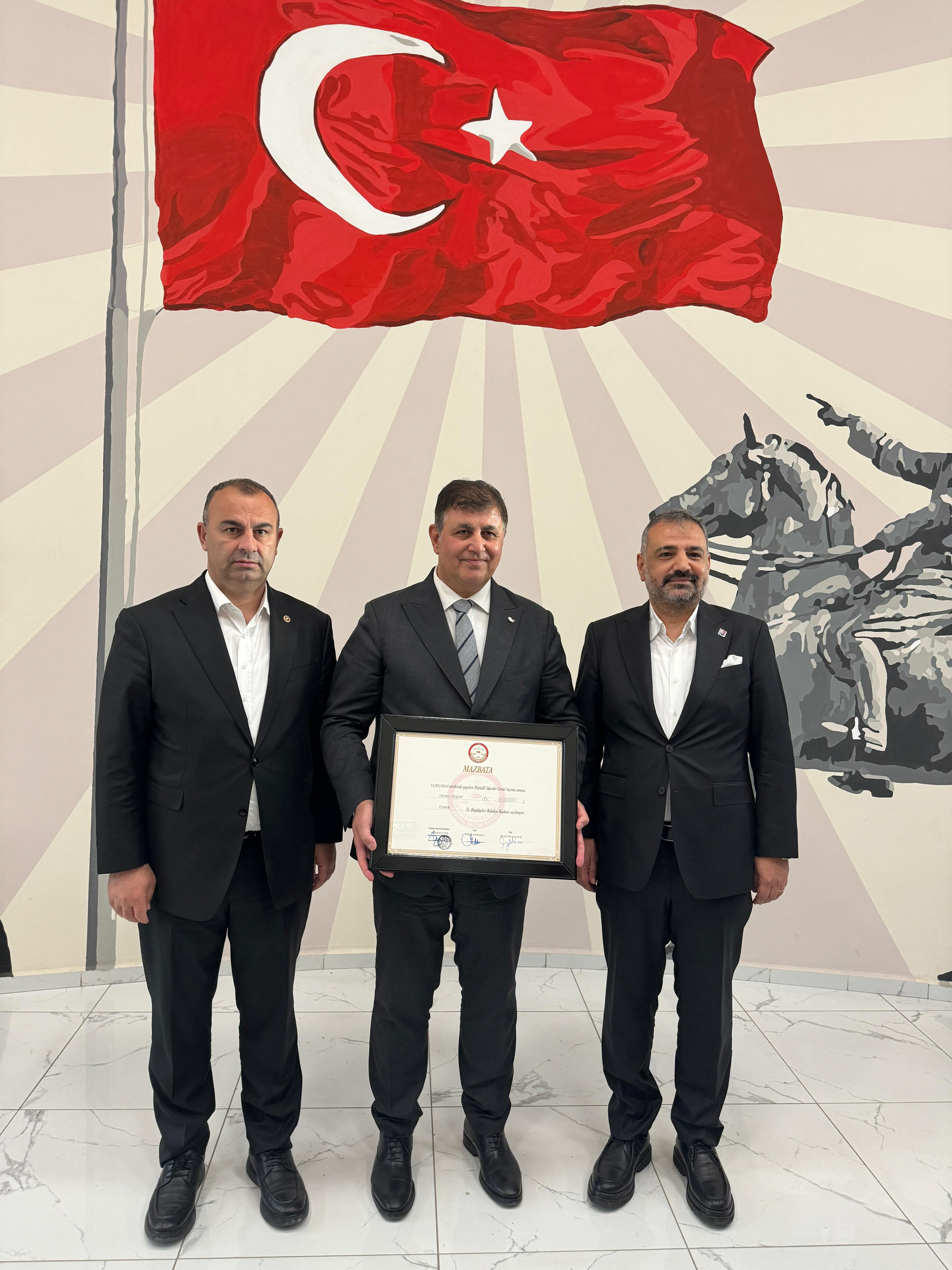 İzmir'de Tunç Soyer dönemi resmen bitti! Cemil Tugay mazbatasını aldı İzmir'de Tunç Soyer dönemi resmen bitti! Cemil Tugay mazbatasını aldı - 1. Resim