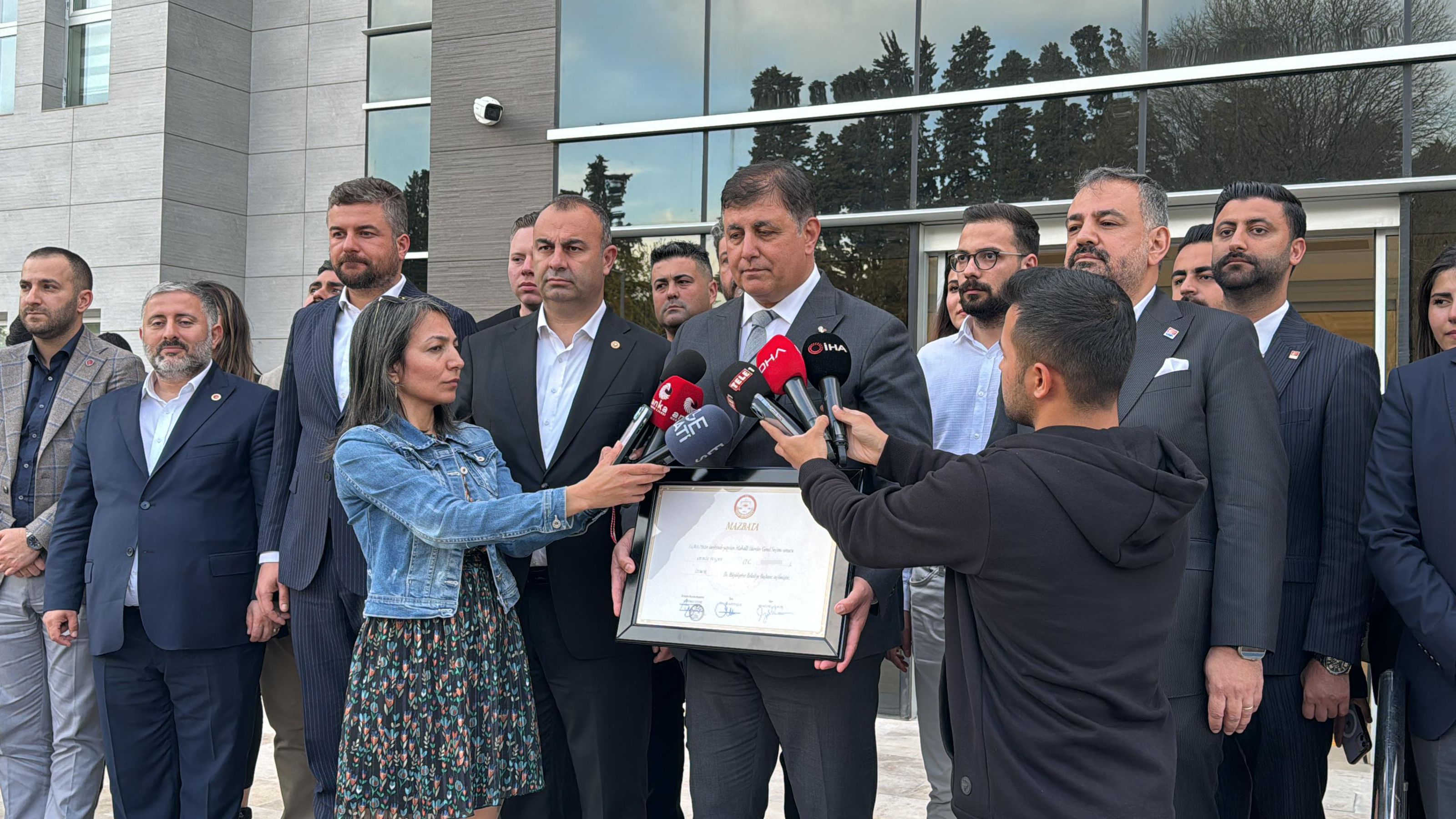İzmir'de Tunç Soyer dönemi resmen bitti! Cemil Tugay mazbatasını aldı İzmir'de Tunç Soyer dönemi resmen bitti! Cemil Tugay mazbatasını aldı - 2. Resim