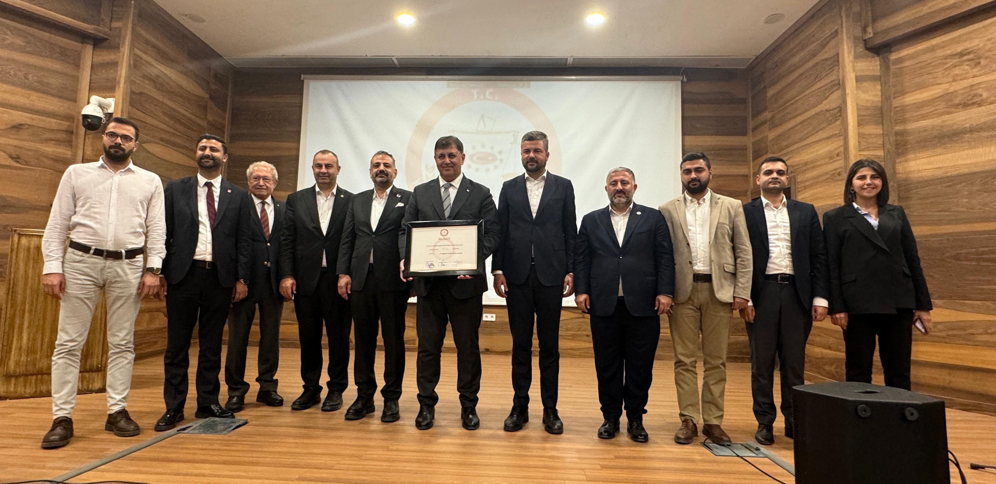 İzmir'de Tunç Soyer dönemi resmen bitti! Cemil Tugay mazbatasını aldı İzmir'de Tunç Soyer dönemi resmen bitti! Cemil Tugay mazbatasını aldı - 3. Resim