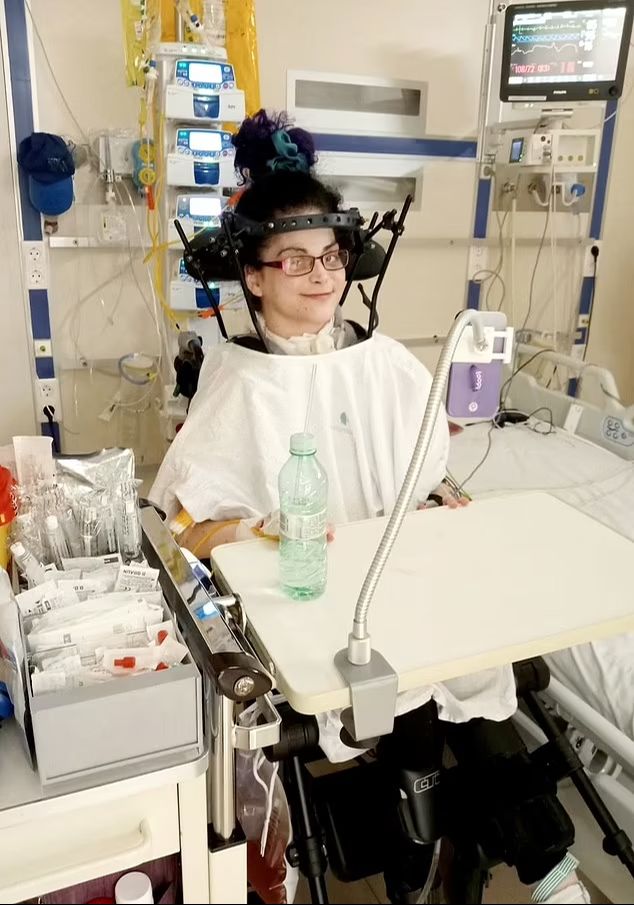 Kafası omurgasından kopmasın diye yıllarca sırt &uuml;st&uuml; yattı! Tıp tarihine ge&ccedil;en ameliyat yaşamını değiştirdi - 2. Resim