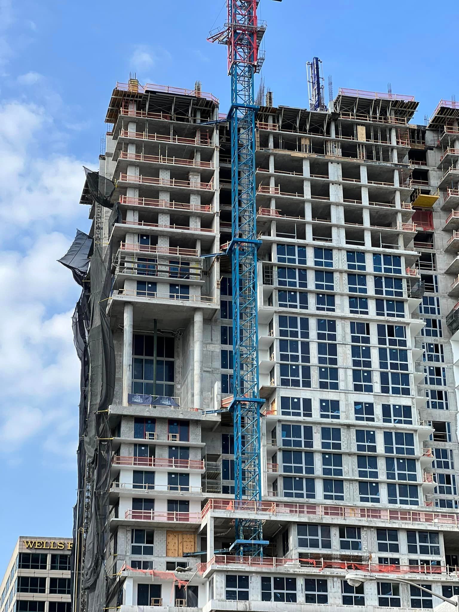 Metrelerce yükseklikteki çelik vinç aracın üstüne düştü! Metrelerce yükseklikteki çelik vinç aracın üstüne düştü! - 1. Resim