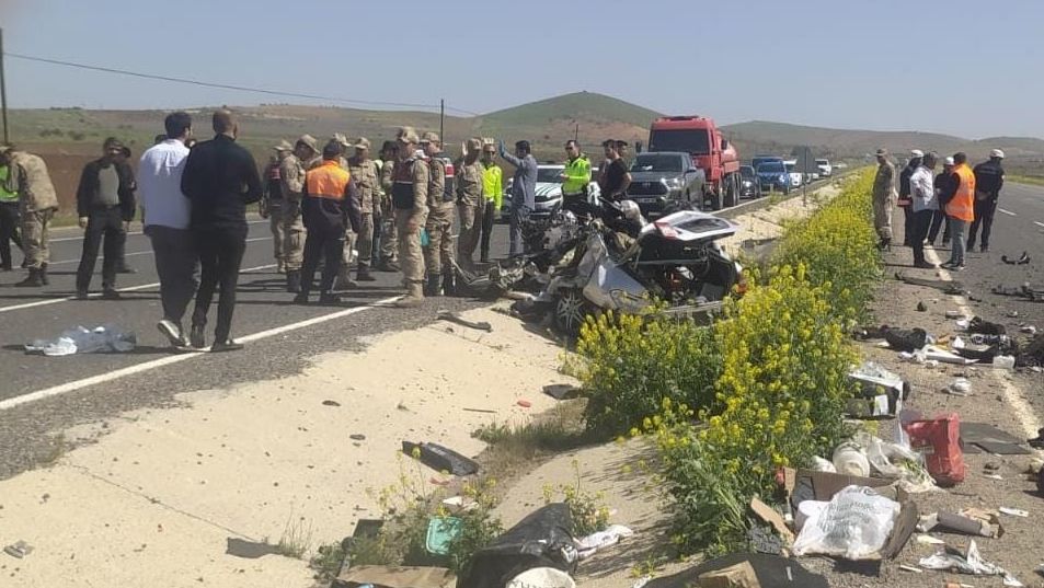 Şanlıurfa feci trafik kazası: Çok sayıda ölü ve yaralı var - 1. Resim