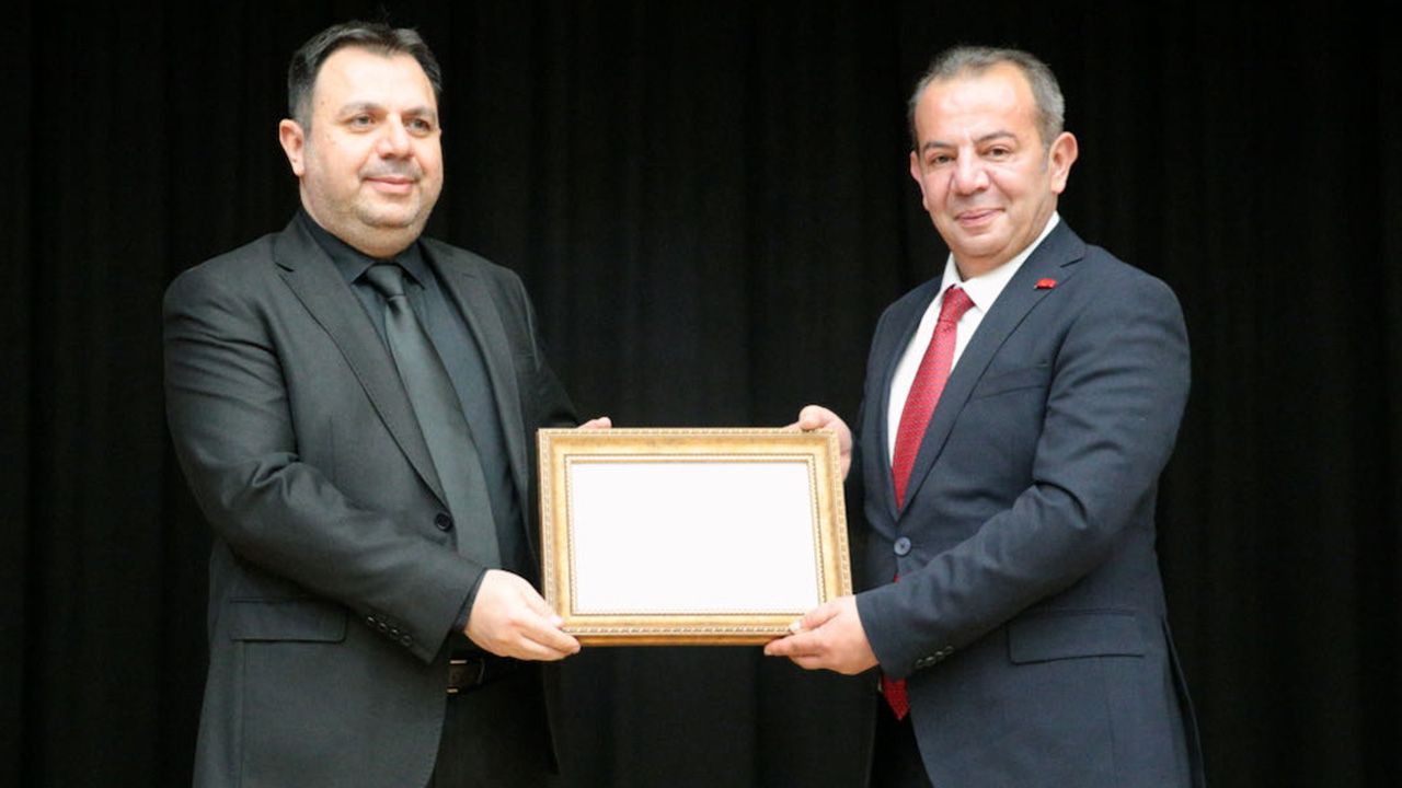 Tanju Özcan, mazbatasını aldı, mesajı verdi: İnşallah 7'nci mazbatamı Ankara'dan alırım Tanju Özcan, mazbatasını aldı, mesajı verdi: İnşallah 7'nci mazbatamı Ankara'dan alırım - 1. Resim