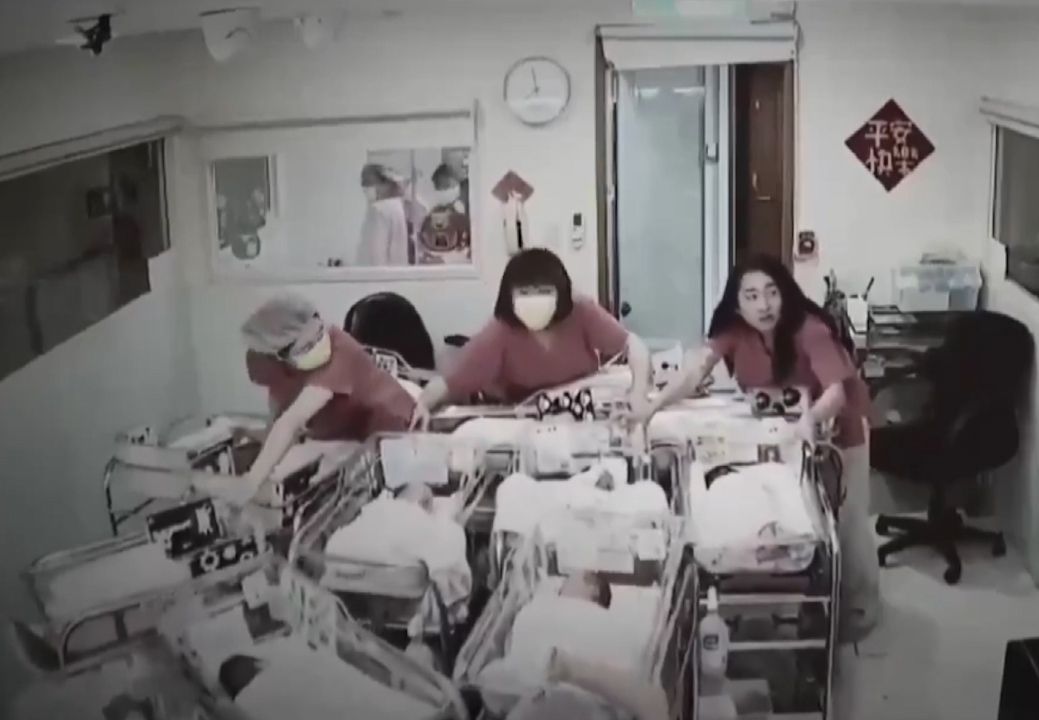 Tayvan'daki 7.4'lük felaketten yeni görüntüler: Dev kaya aracı böyle savurdu! - 1. Resim