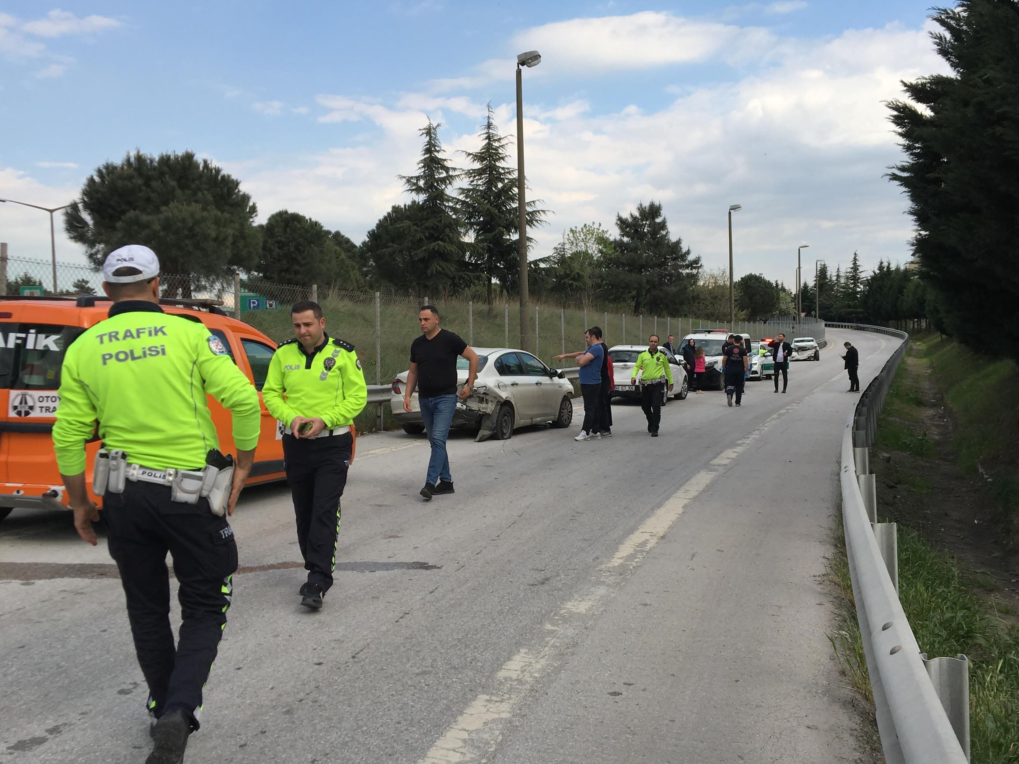 TEM Kocaeli geçişinde zincirleme kaza! 4 araç birbirine girdi yaralılar var - 1. Resim
