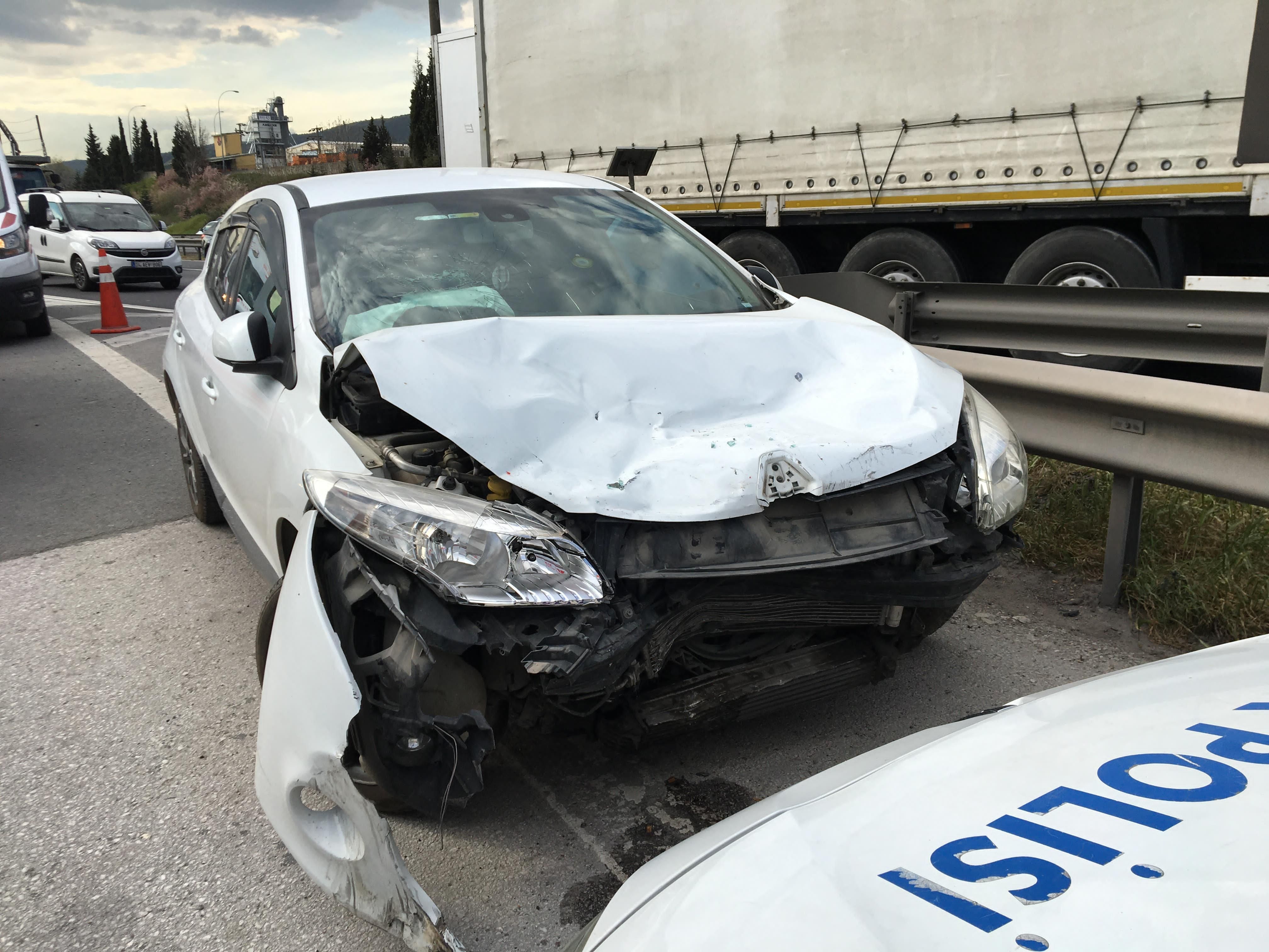 TEM Kocaeli geçişinde zincirleme kaza! 4 araç birbirine girdi yaralılar var - 2. Resim