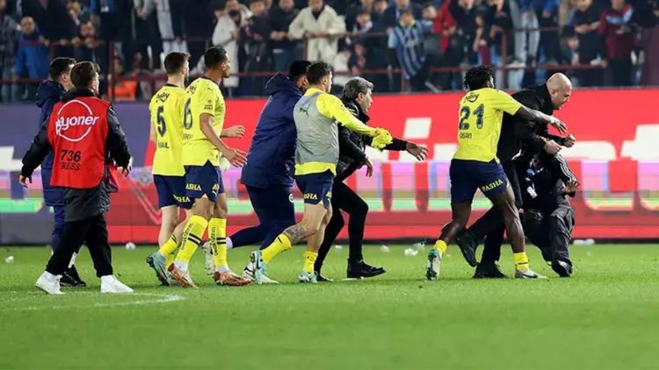 Trabzonspor-Fenerbahçe maçı sonrası tutuklanan taraftarlar tahliye edildi Trabzonspor-Fenerbahçe maçı sonrası tutuklanan taraftarlar tahliye edildi - 1. Resim