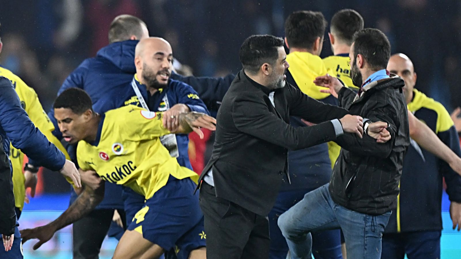 Trabzonspor'dan PFDK kararı sonrası ilk resmi adım! Cezanın düşürülmesi için harekete geçtiler Trabzonspor'dan PFDK kararı sonrası ilk resmi adım! Cezanın düşürülmesi için harekete geçtiler - 1. Resim