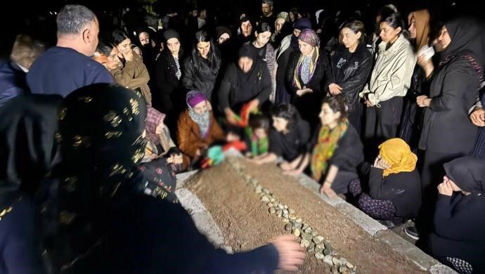 DEM Parti milletvekili PKK'lı teröristin tabutunu taşıdı DEM Parti milletvekili PKK'lı teröristin tabutunu taşıdı - 1. Resim