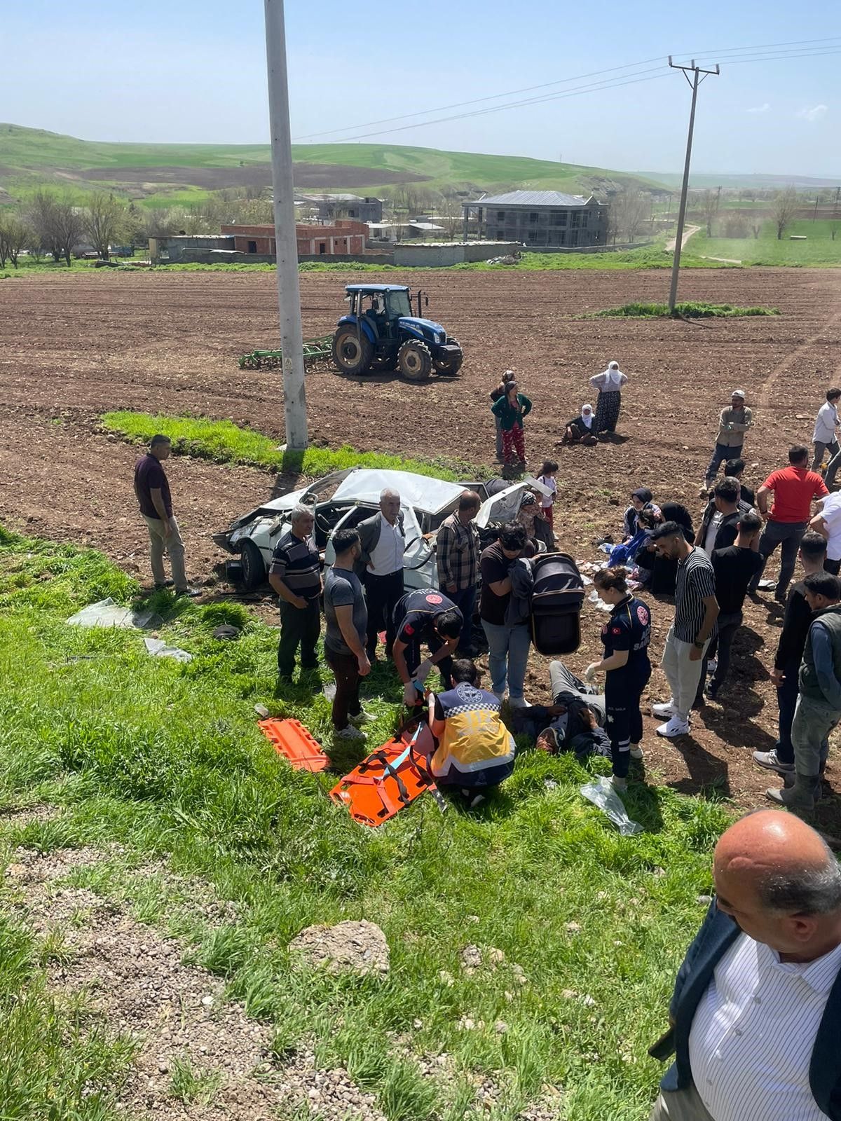 Diyarbakır'da can pazarı: 9 kişinin bindiği otomobil devrildi - 2. Resim