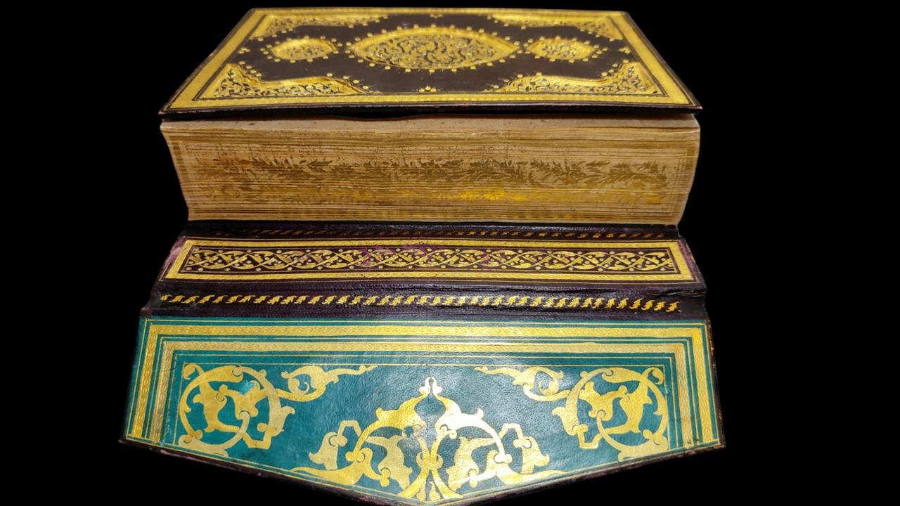İngiltere'de satışa çıkarmışlardı! 400 yıllık Mushaf vatanına döndü İngiltere'de satışa çıkarmışlardı! 400 yıllık Mushaf vatanına döndü - 1. Resim