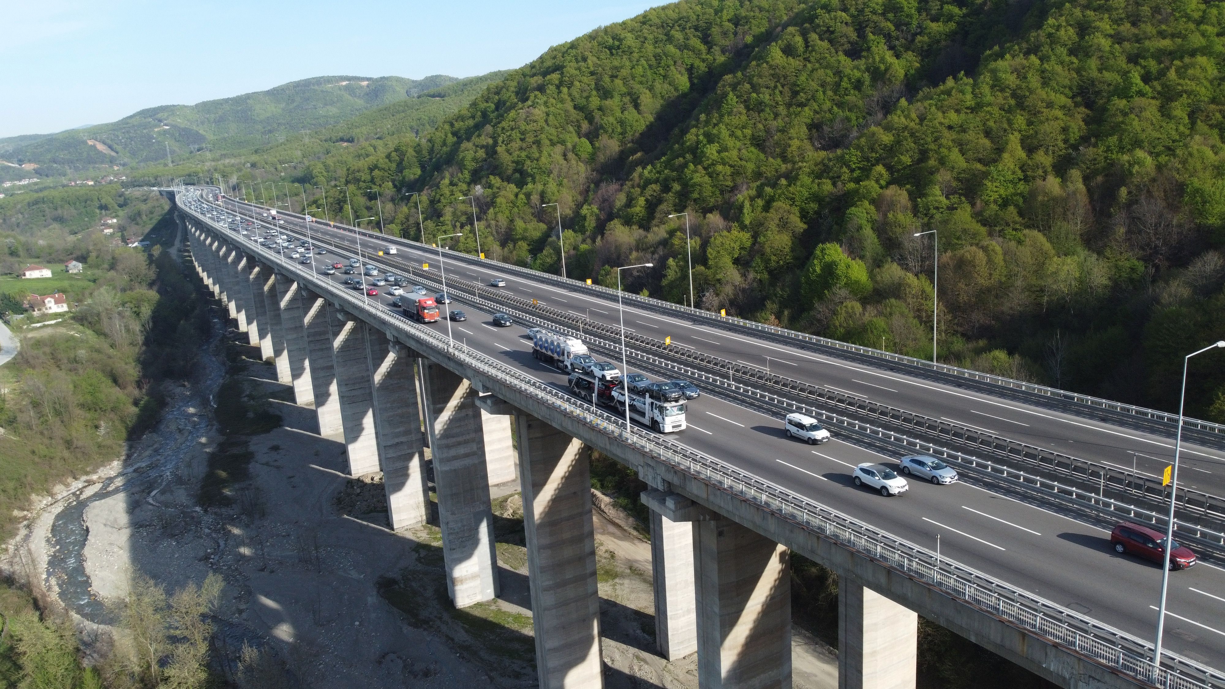 İstanbul'da bayram göçü: Trafik her dakika artıyor İstanbul'da bayram göçü: Trafik her dakika artıyor - 1. Resim