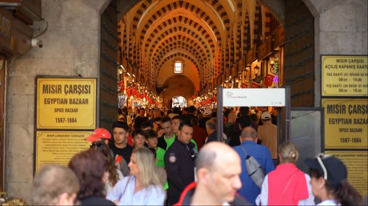 İstanbullunun tercihi bu bayram da değişmedi: Eminönü'nde adım atacak yer yok İstanbullunun tercihi bu bayram da değişmedi: Eminönü'nde adım atacak yer yok - 2. Resim