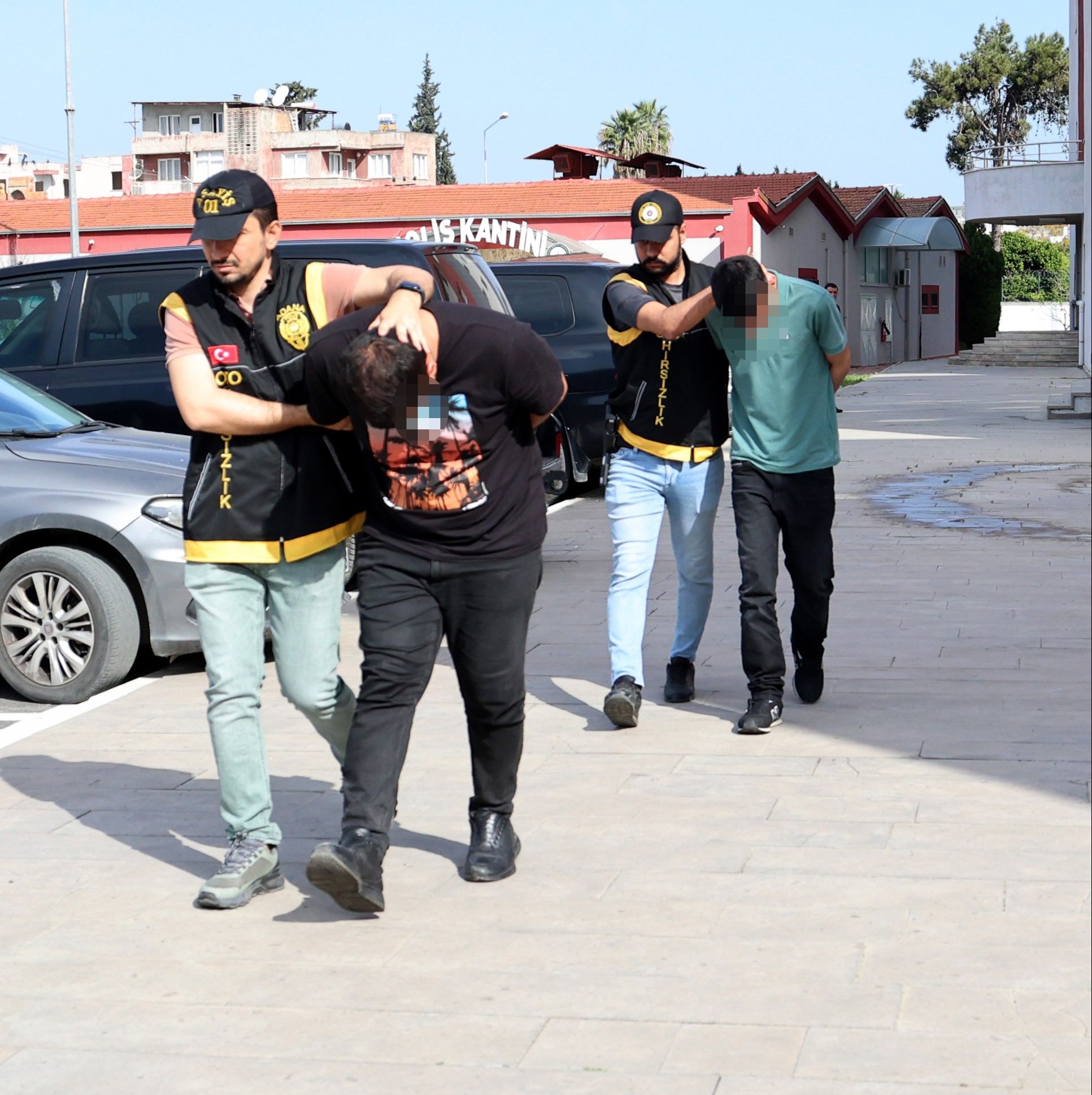 Olay yeri Adana: Taksi bulamadılar 'Ne güzel araba' deyip hırsızlık yaptılar Olay yeri Adana: Taksi bulamadılar 'Ne güzel araba' deyip hırsızlık yaptılar - 1. Resim
