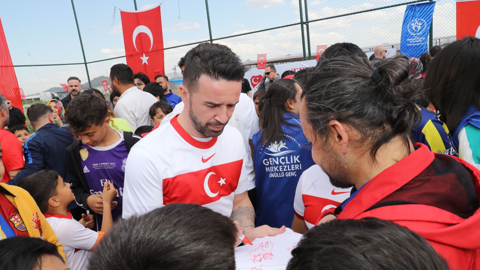 TFF heyetinden konteyner kentlere ziyaret! Vatandaşlarla bayramlaştılar, çocukların yüzünü güldürdüler - 3. Resim