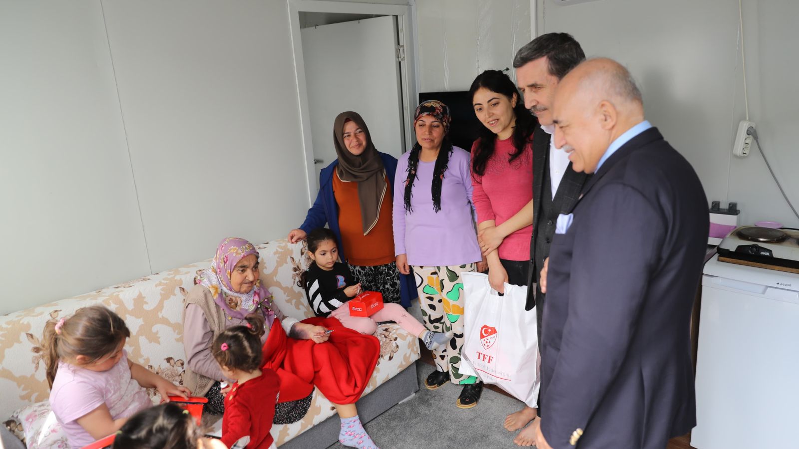 TFF heyetinden konteyner kentlere ziyaret! Vatandaşlarla bayramlaştılar, çocukların yüzünü güldürdüler - 2. Resim