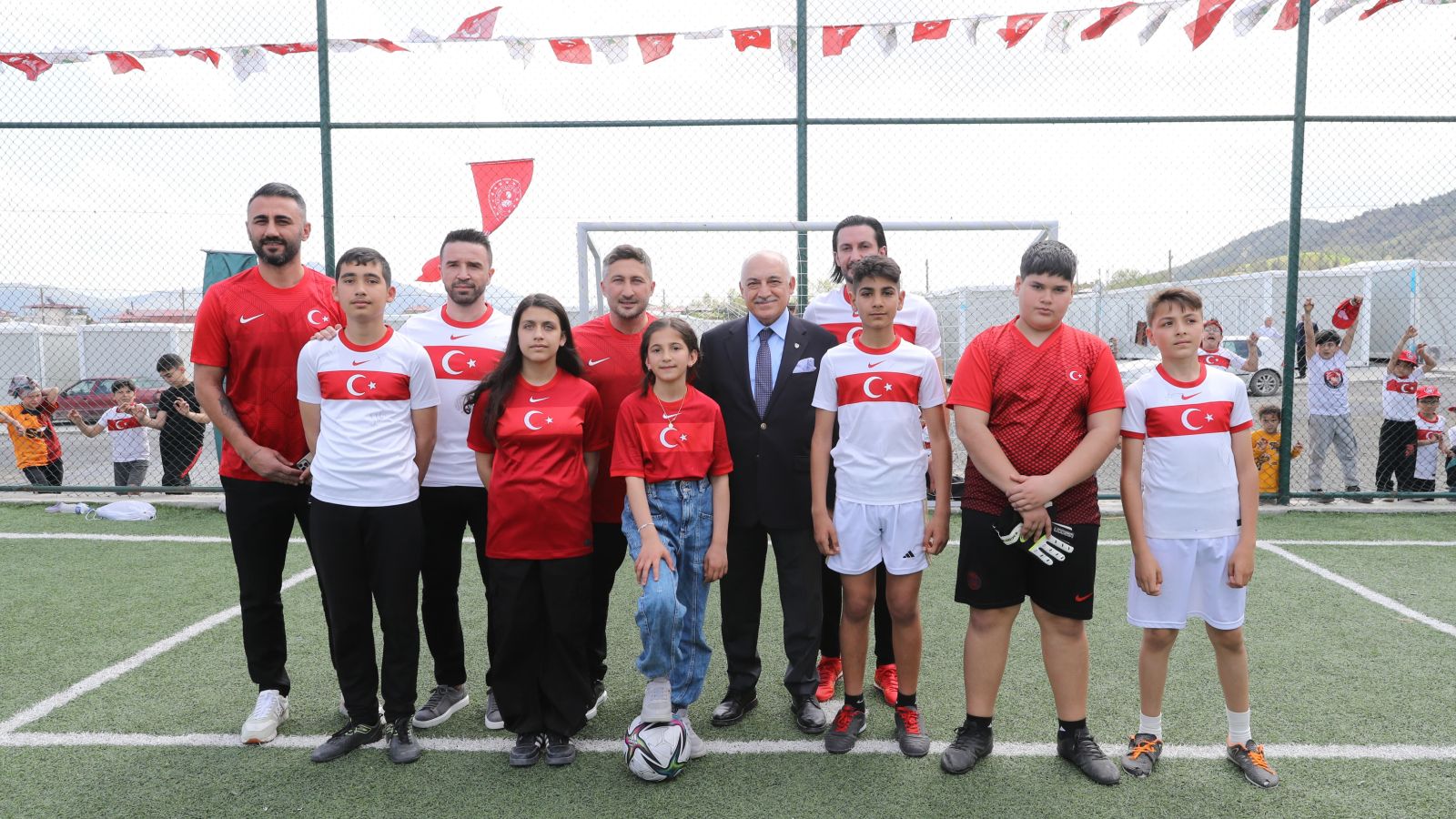 TFF heyetinden konteyner kentlere ziyaret! Vatandaşlarla bayramlaştılar, çocukların yüzünü güldürdüler - 1. Resim