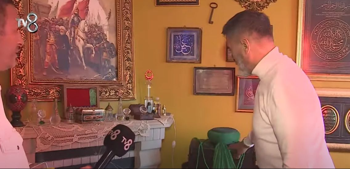 Yaşar Alptekin 4 katlı villada oturuyor! Evinde kutsal emanetler köşesi var Yaşar Alptekin 4 katlı villada oturuyor! Evinde kutsal emanetler köşesi var - 3. Resim