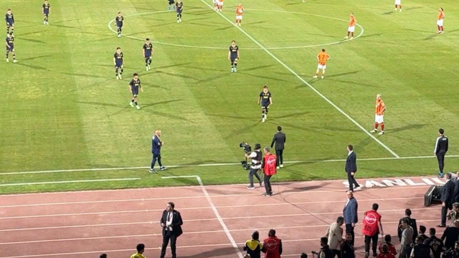 Galatasaray-Fenerbahçe maçı dünya basınında! Sarı-Lacivertliler tehdidini yerine getirdi - 1. Resim