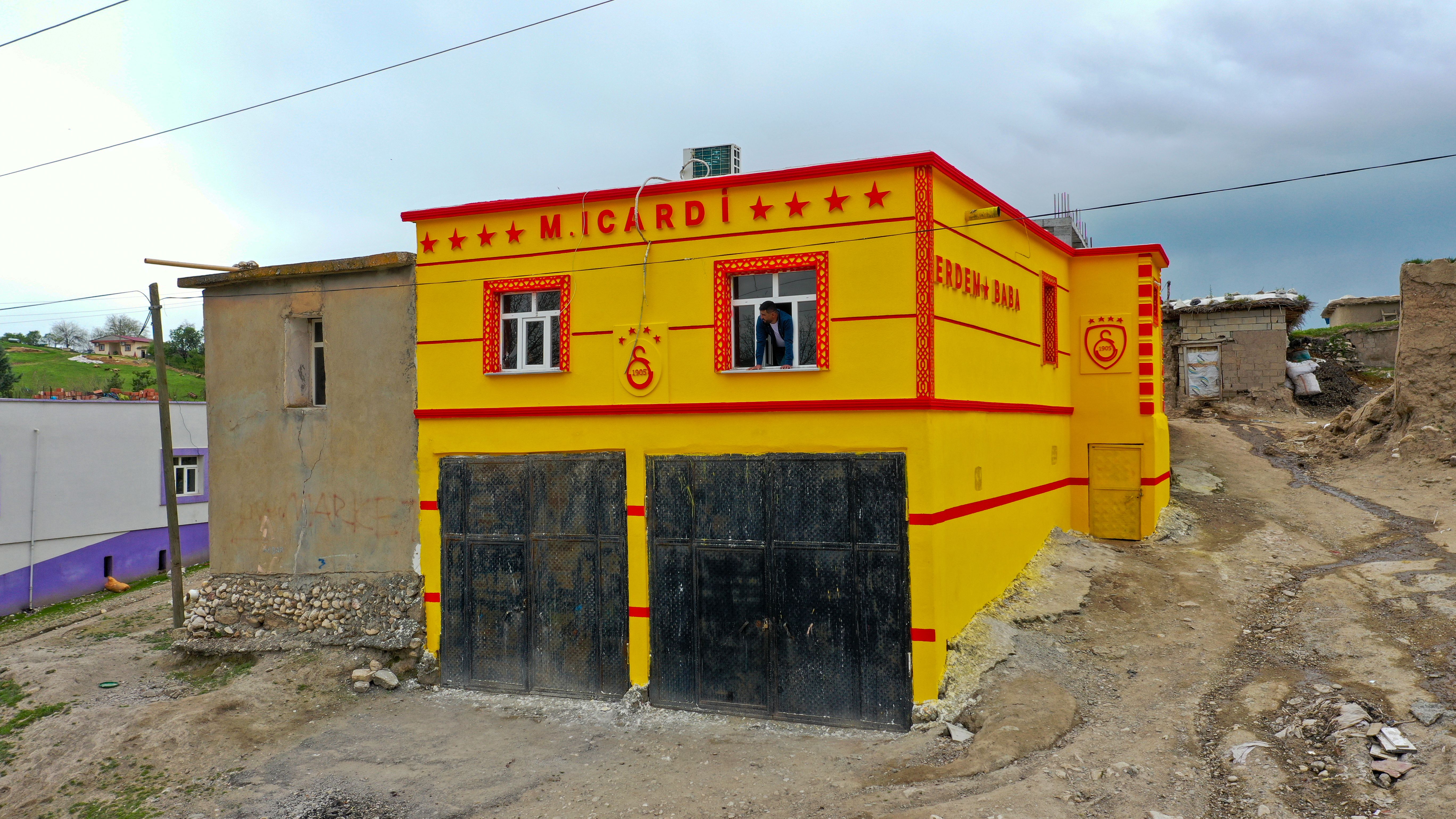 Galatasaray sevdalısı fanatik taraftar evini sarı-kırmızıya boyayıp Icardi'nin ismini yazdı - 2. Resim