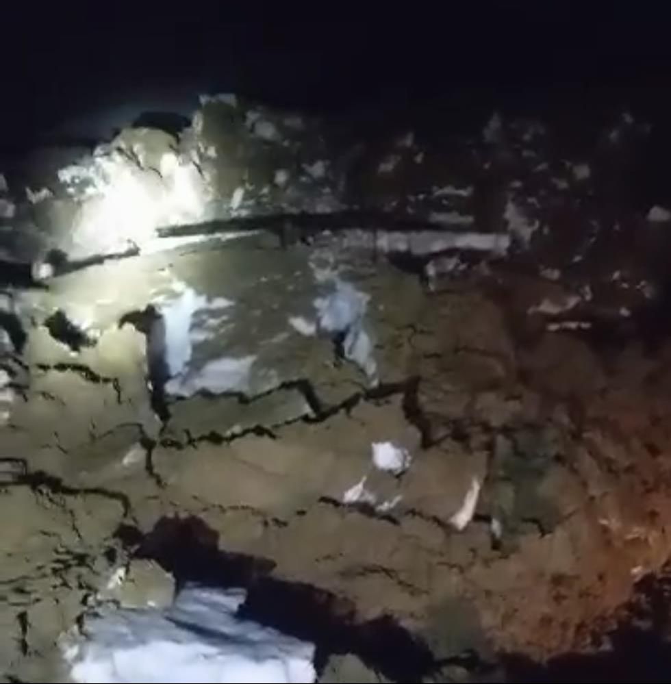 Hakkari'de heyelan! Bir köy ile bağlantı kesildi - 1. Resim