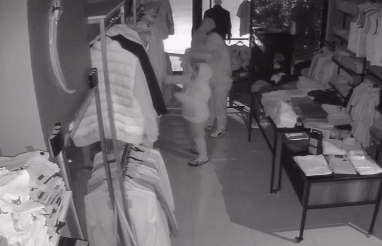 Müşteri kılığında hırsızlık kameralarda! Önce denediler, sonra çaldılar Müşteri kılığında hırsızlık kameralarda! Önce denediler, sonra çaldılar - 2. Resim