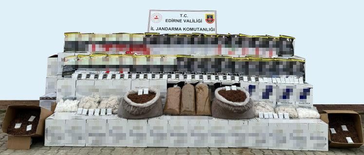 Sigara kaçakçılarına büyük darbe! Milyonlarca makaron kilo kilo tütün ele geçirildi Sigara kaçakçılarına büyük darbe! Milyonlarca makaron kilo kilo tütün ele geçirildi - 1. Resim