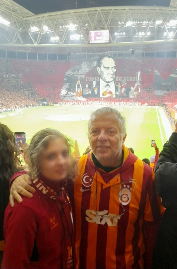 Sonunda korkulan oldu! Galatasaraylı o isme ve 13 yaşındaki kızına Fenerbahçeliler saldırdı! Sonunda korkulan oldu! Galatasaraylı o isme ve 13 yaşındaki kızına Fenerbahçeliler saldırdı! - 1. Resim