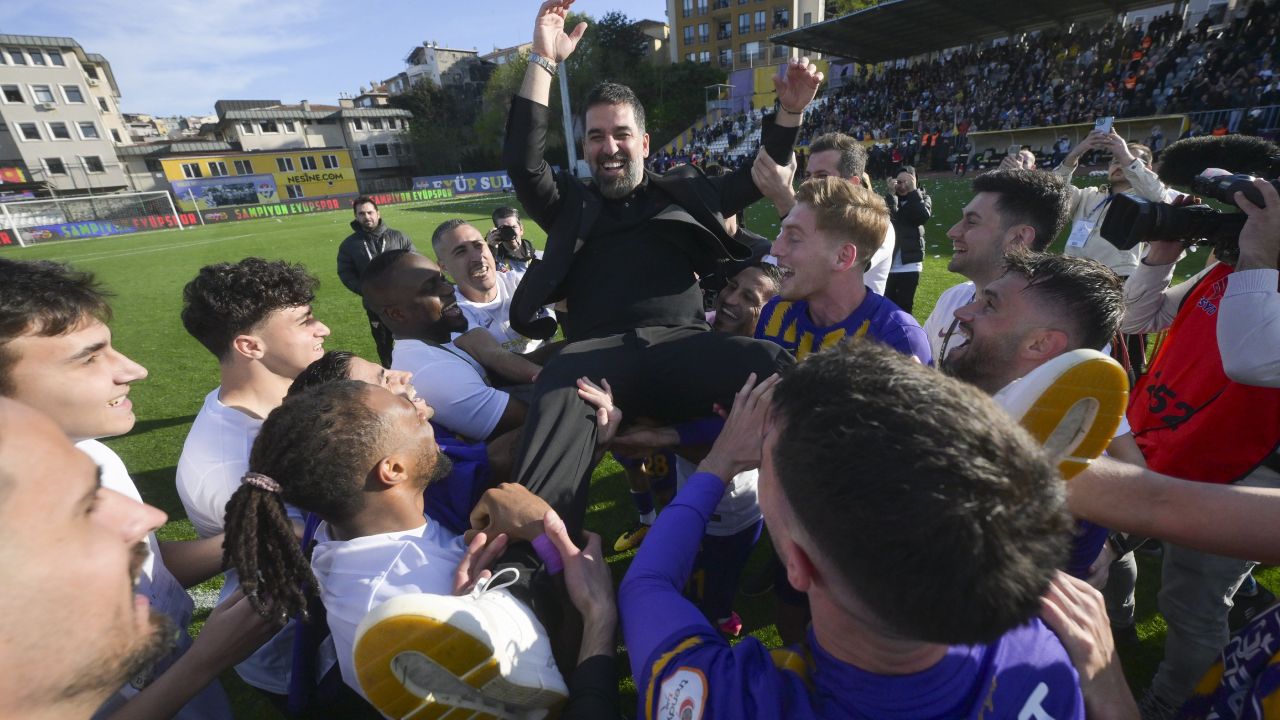 Süper Lig'e çıkan ilk takım belli oldu! Arda Turan'ın Eyüpspor'u tarih yazdı hayaller gerçek oldu Süper Lig'e çıkan ilk takım belli oldu! Arda Turan'ın Eyüpspor'u tarih yazdı hayaller gerçek oldu - 3. Resim