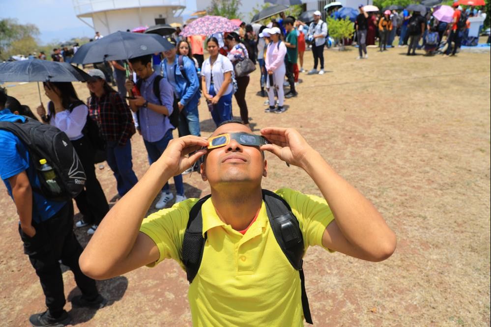 2024'ün ilk Güneş tutulması yaşandı! Tüm dünya o anlara kilitlendi - 1. Resim