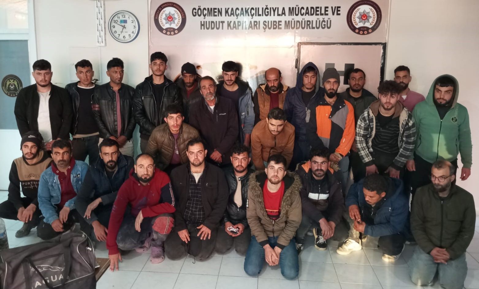 26 kaçak göçmeni tıka basa minibüse dolduran 2 organizatör tutuklandı 26 kaçak göçmeni tıka basa minibüse dolduran 2 organizatör tutuklandı - 1. Resim