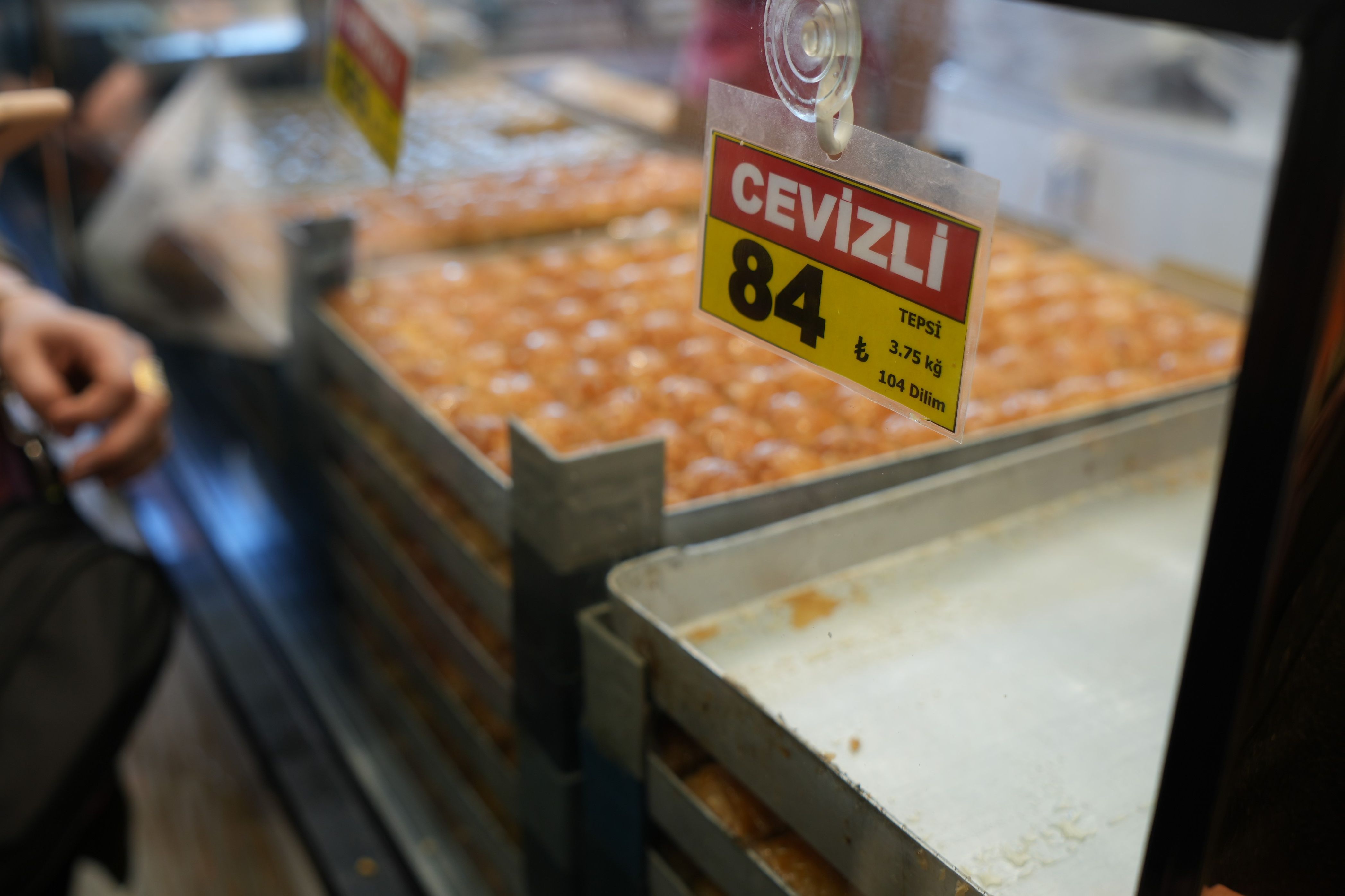 Cevizli 84, fıstıklı 155 TL! İstanbul’da ucuz baklava kuyruğu Cevizli 84, fıstıklı 155 TL! İstanbul’da ucuz baklava kuyruğu - 1. Resim
