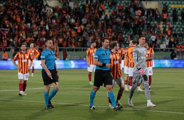 Dries Mertens'in Süper Kupa maçındaki o görüntüsü çok konuşuldu! Takım arkadaşlarının sevindiği anlarda... Dries Mertens'in Süper Kupa maçındaki o görüntüsü çok konuşuldu! Takım arkadaşlarının sevindiği anlarda... - 1. Resim