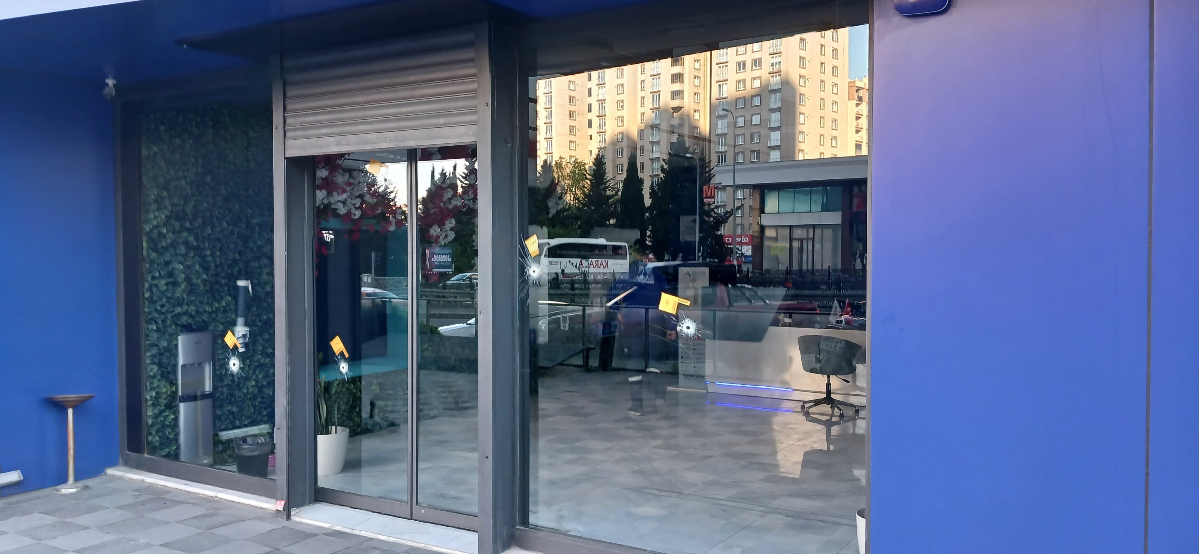 Esenyurt'ta dehşet anları kamerada! Önce kurşun yağdırdılar, sonra tehdit mesajı attılar Esenyurt'ta dehşet anları kamerada! Önce kurşun yağdırdılar, sonra tehdit mesajı attılar - 1. Resim