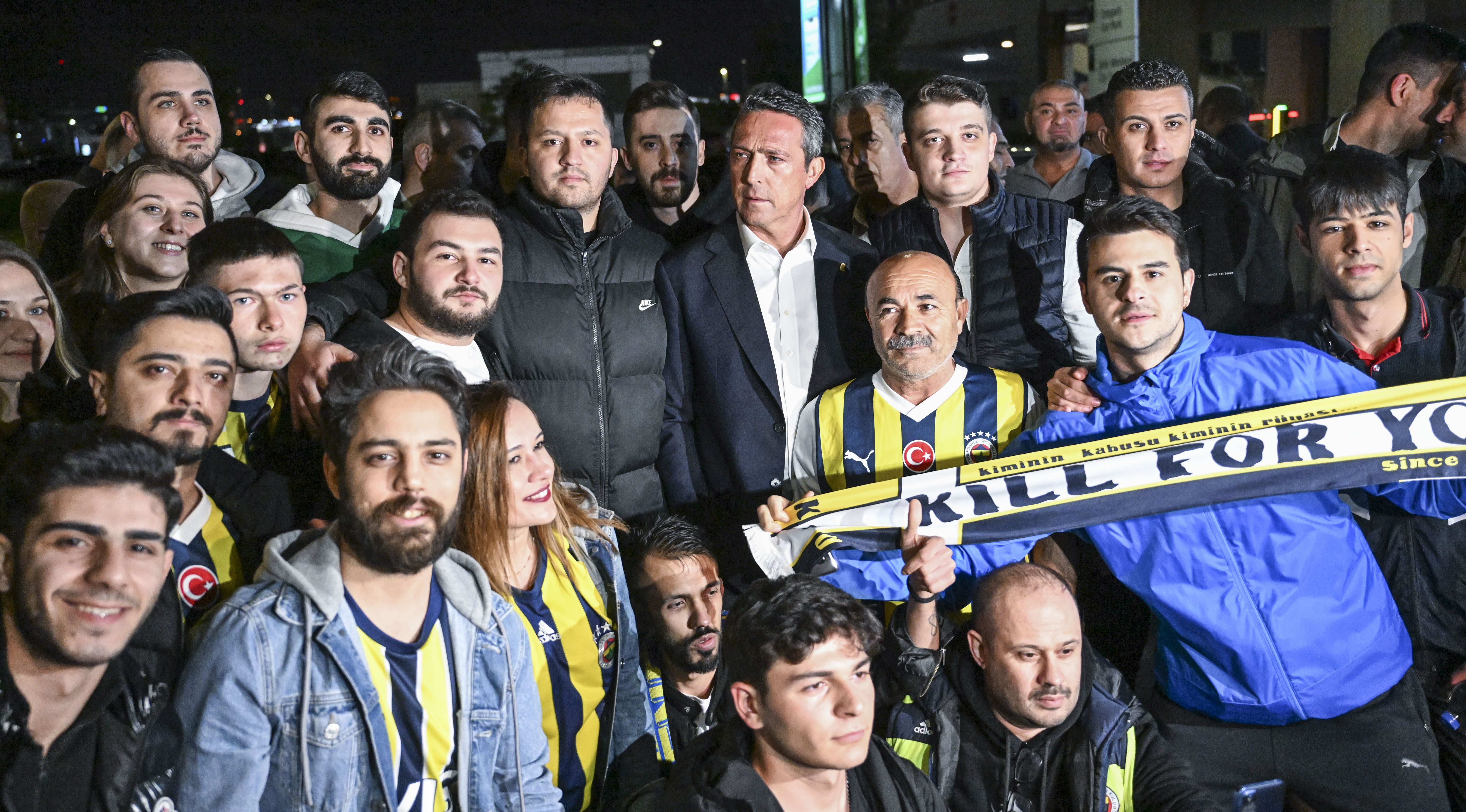 Fenerbahçe kafilesi, İstanbul'a döndü! U-19 takımını taraftarlar karşıladı - 1. Resim