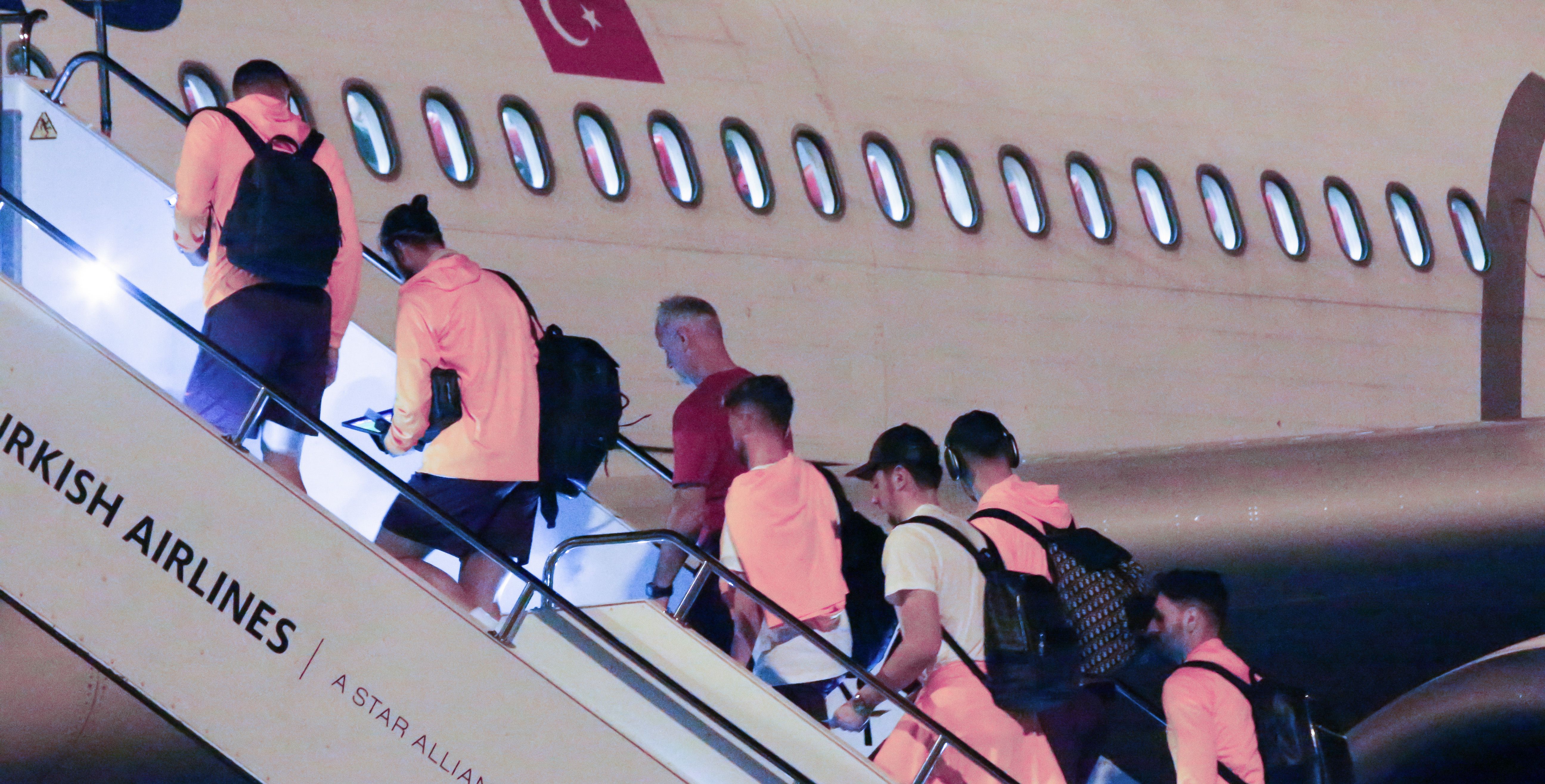 Fenerbahçe kafilesi, İstanbul'a döndü! U-19 takımını taraftarlar karşıladı - 2. Resim