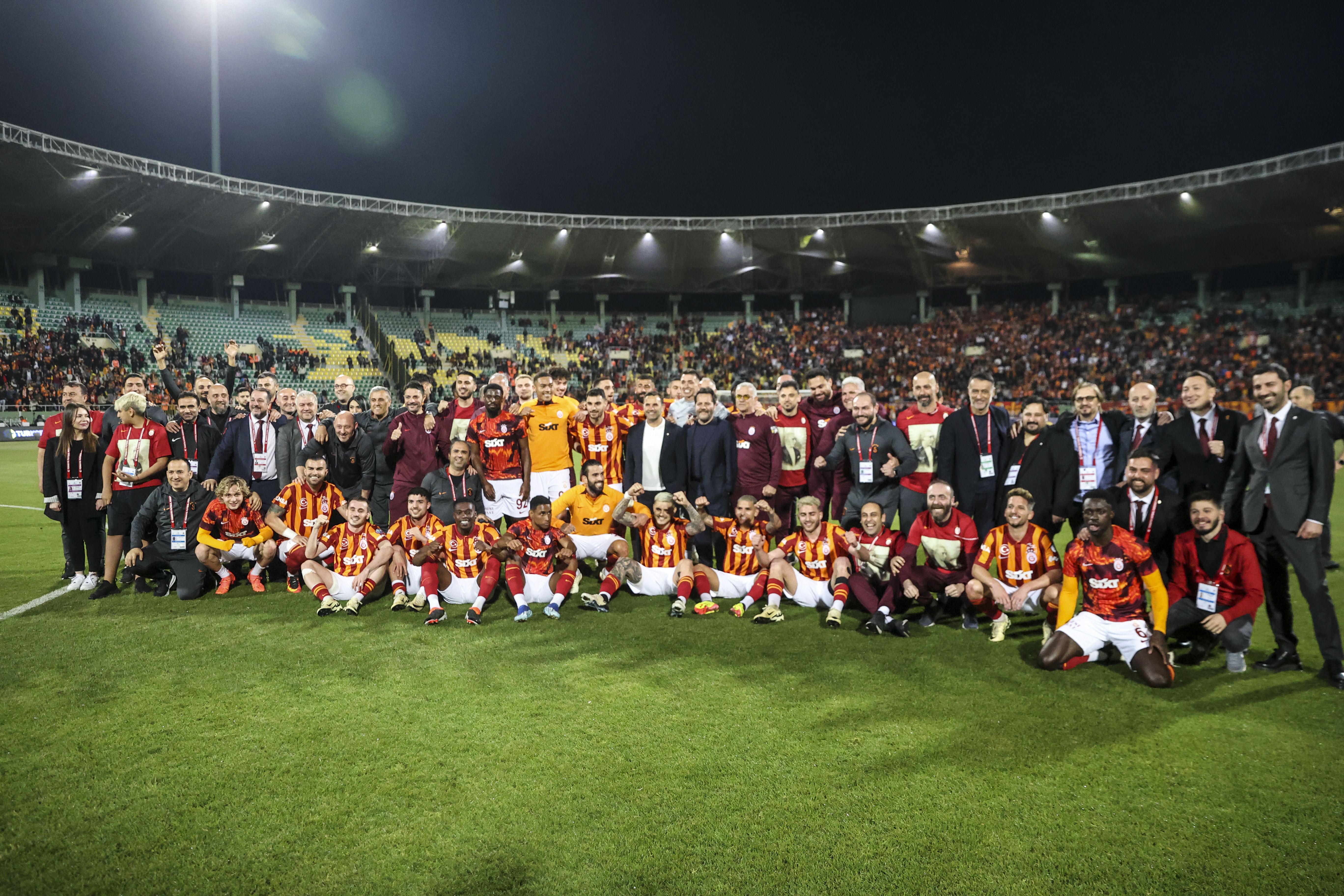 Futbol tarihine geçen görüntü! Süper Kupa'da ortalık karıştı dışarıda Fenerbahçe ve Galatasaraylı taraftarlar birlikte kutlama yaptı Futbol tarihine geçen görüntü! Süper Kupa'da ortalık karıştı dışarıda Fenerbahçe ve Galatasaraylı taraftarlar birlikte kutlama yaptı - 1. Resim