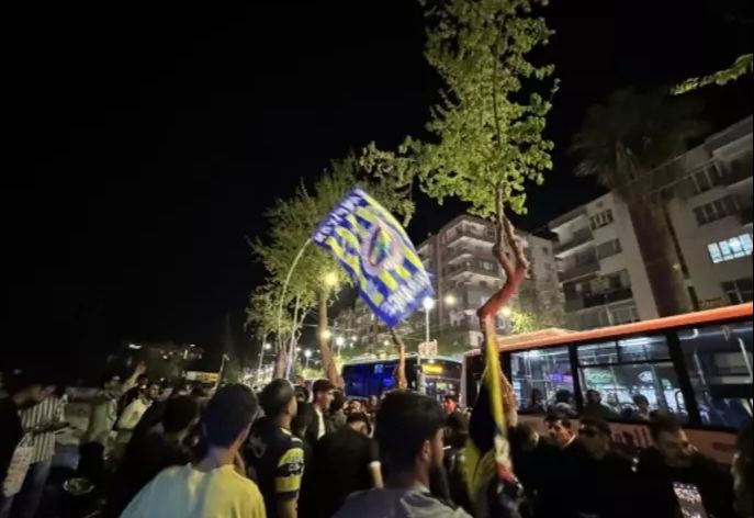 Futbol tarihine geçen görüntü! Süper Kupa'da ortalık karıştı dışarıda Fenerbahçe ve Galatasaraylı taraftarlar birlikte kutlama yaptı Futbol tarihine geçen görüntü! Süper Kupa'da ortalık karıştı dışarıda Fenerbahçe ve Galatasaraylı taraftarlar birlikte kutlama yaptı - 3. Resim