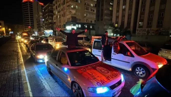 Futbol tarihine geçen görüntü! Süper Kupa'da ortalık karıştı dışarıda Fenerbahçe ve Galatasaraylı taraftarlar birlikte kutlama yaptı Futbol tarihine geçen görüntü! Süper Kupa'da ortalık karıştı dışarıda Fenerbahçe ve Galatasaraylı taraftarlar birlikte kutlama yaptı - 2. Resim