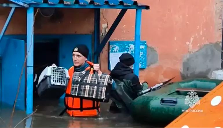 Kazakistan'dan sonra Rusya'yı da vurdu! Sel felaketi bölgeyi sarıyor: 10 bini aşkın ev sular altında - 1. Resim