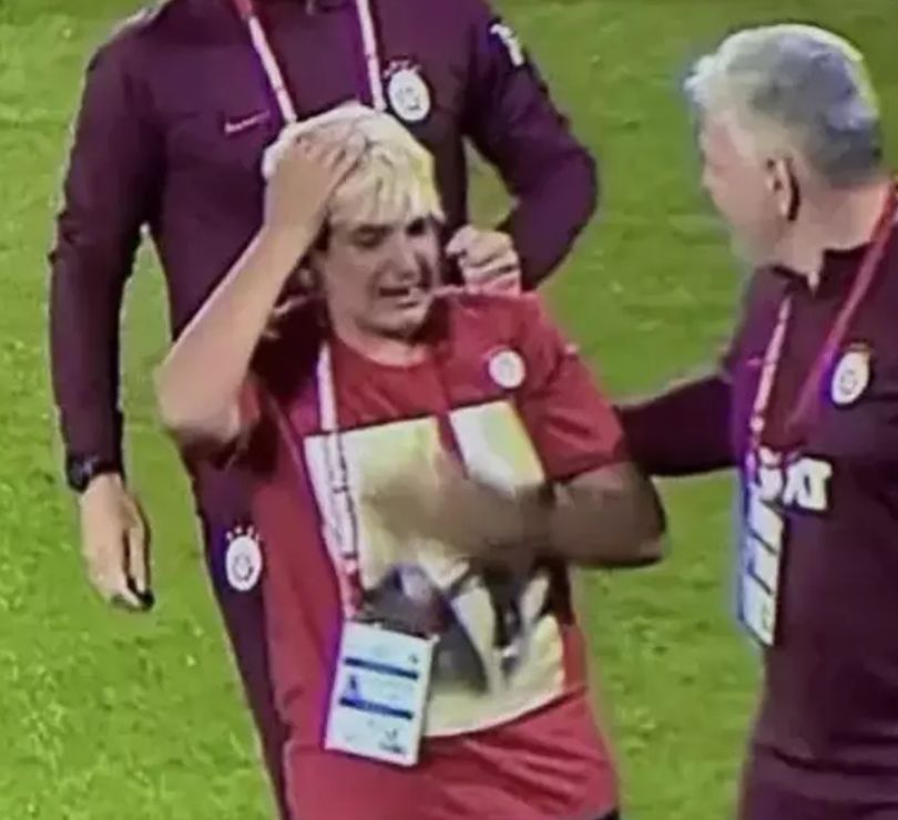 Okan Buruk'un oğlu Ali Yiğit'in  o görüntüsünün altından bakın ne çıktı! Kafasını tutarak sahadan ayrılmıştı Okan Buruk'un oğlu Ali Yiğit'in  o görüntüsünün altından bakın ne çıktı! Kafasını tutarak sahadan ayrılmıştı - 1. Resim