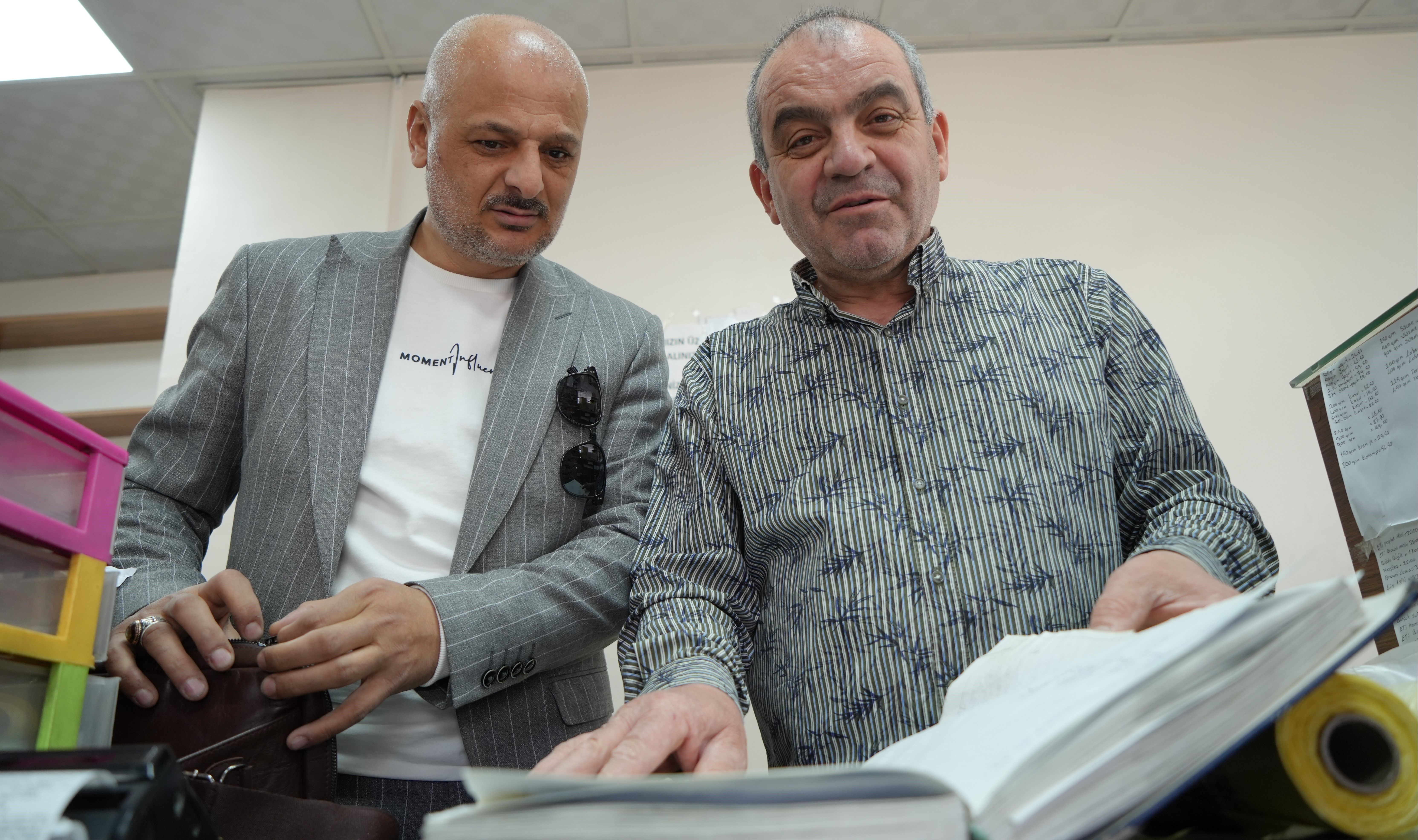 Saatlerce borç hesapladılar: 186 bin liralık defter 50 bin liraya satıldı Saatlerce borç hesapladılar: 186 bin liralık borç defteri 50 bin liraya satıldı - 2. Resim