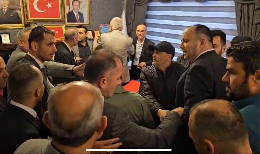 Seçimi kaybeden YRP'li başkan çiçek fırlatıp küfretti! Devir teslim töreninde gergin dakikalar... - 1. Resim