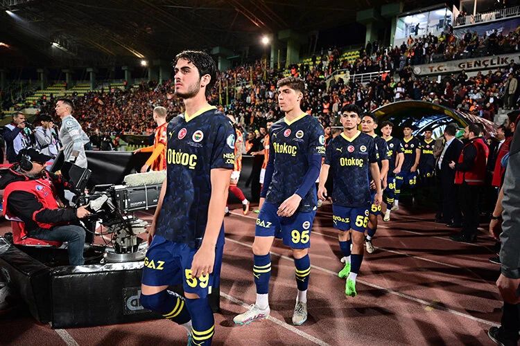 Süper Kupa maçında hükmen mağlubiyet kararının çıkması durumunda Galatasaray, ilk iç saha mücadelesinde kupa alabilecek Süper Kupa maçında hükmen mağlubiyet kararının çıkması durumunda Galatasaray, ilk iç saha mücadelesinde kupa alabilecek - 1. Resim