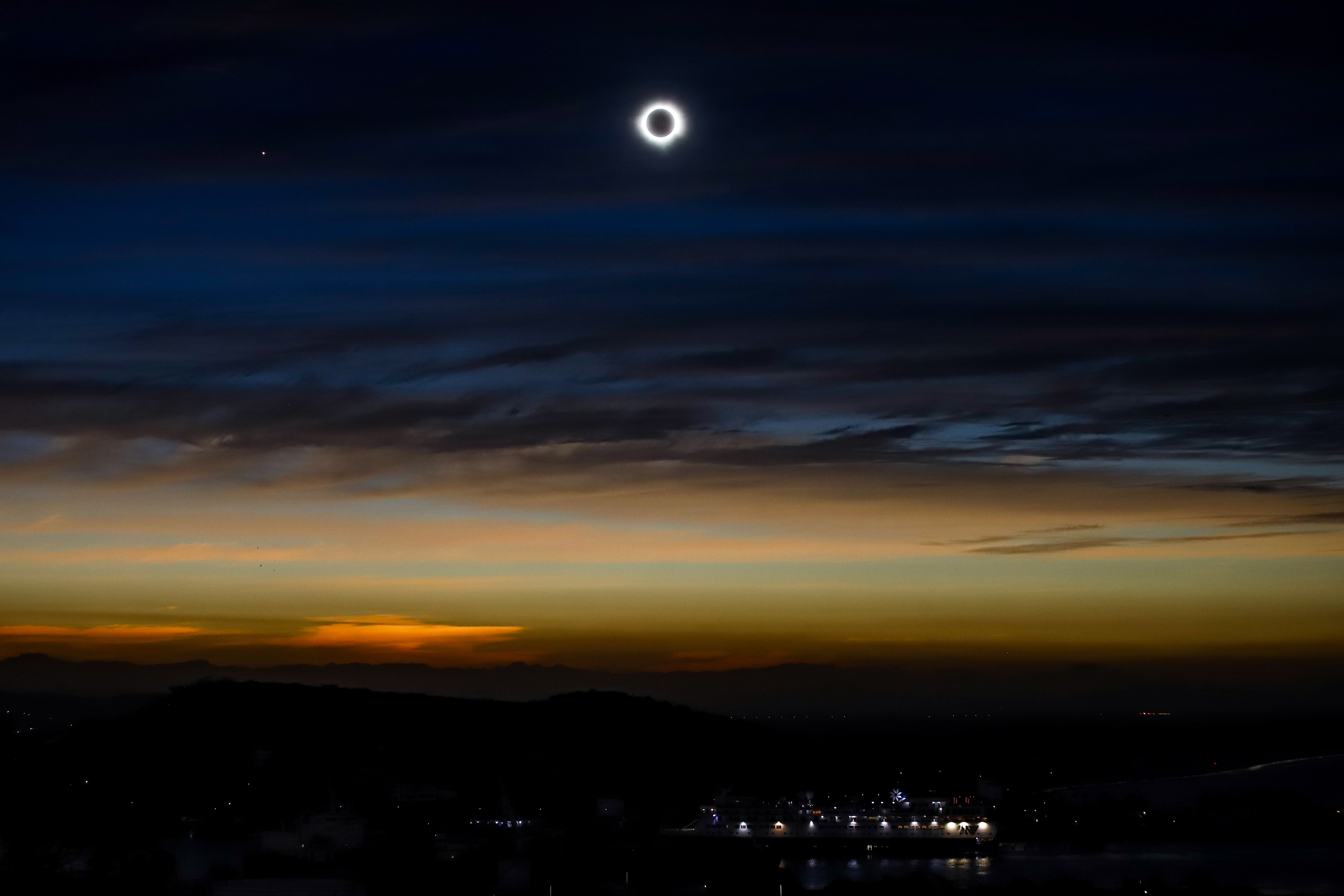 2024'ün ilk güneş tutulması yaşandı! Tüm dünya o anlara kilitlendi - 2. Resim