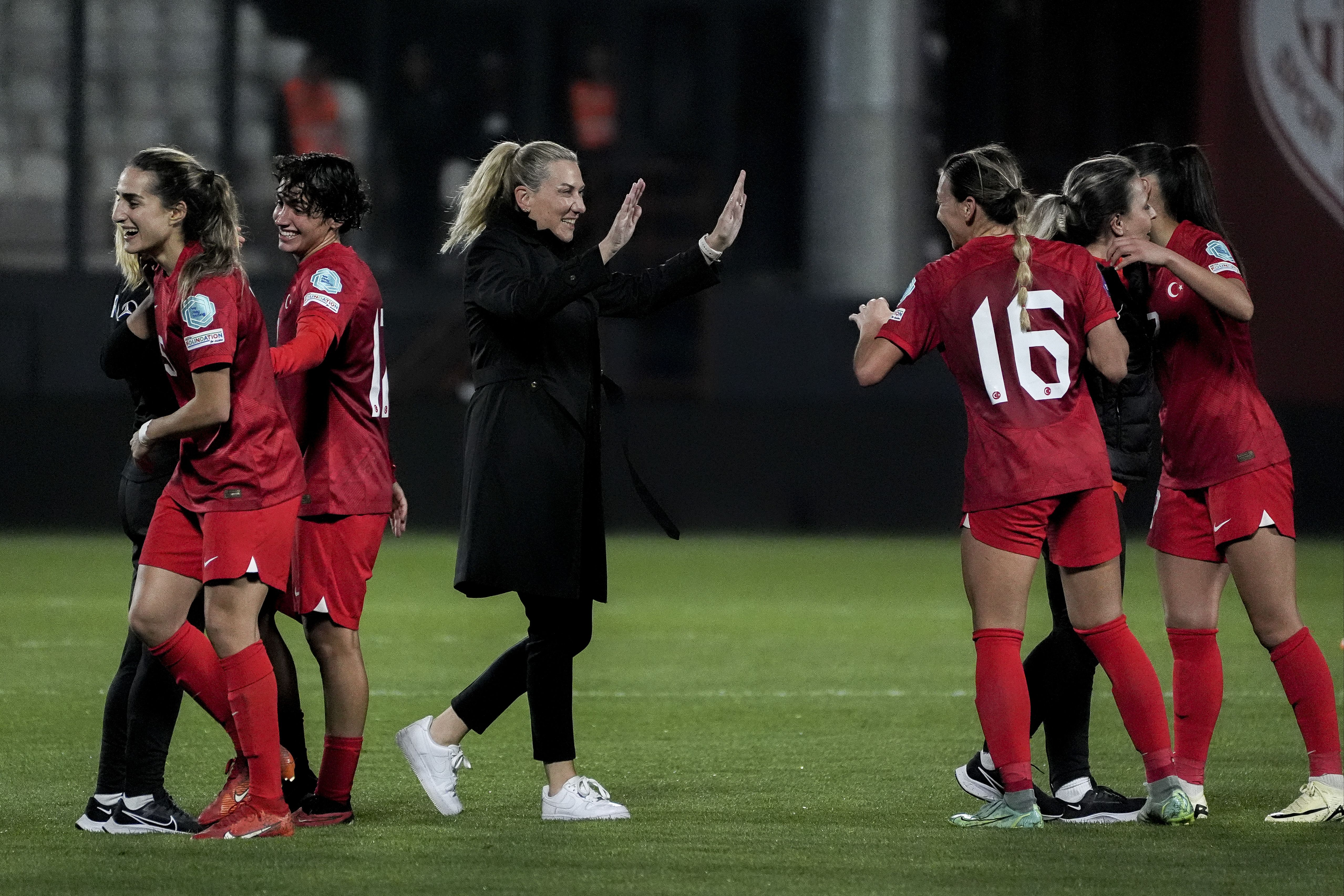 A Milli Kadın Futbol Takımı, Macaristan'ı devirerek ilk galibiyetini aldı A Milli Kadın Futbol Takımı, Macaristan'ı devirerek ilk galibiyetini aldı - 1. Resim