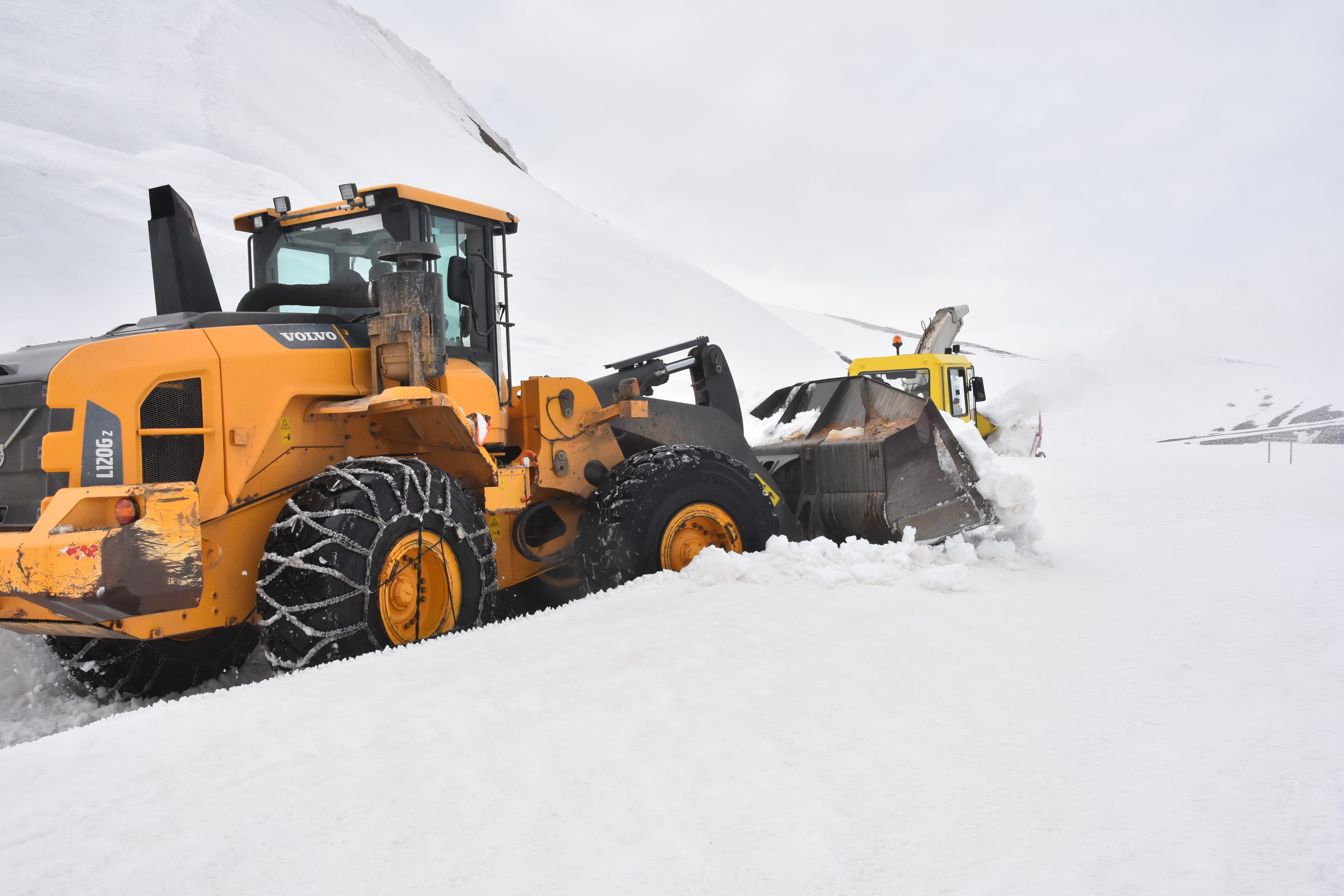 Bitlis'te nisan ayında karla mücadele! 6 metre kar iki günde temizlenecek - 3. Resim